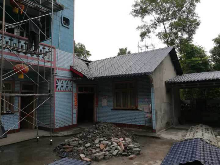 北方兩面坡屋頂幾分水漂亮？采用合成樹脂瓦材料